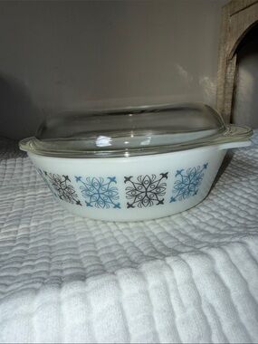 vintage JAJ Pyrex casserole dish Chelsea pattern, England  1968 with lid 513